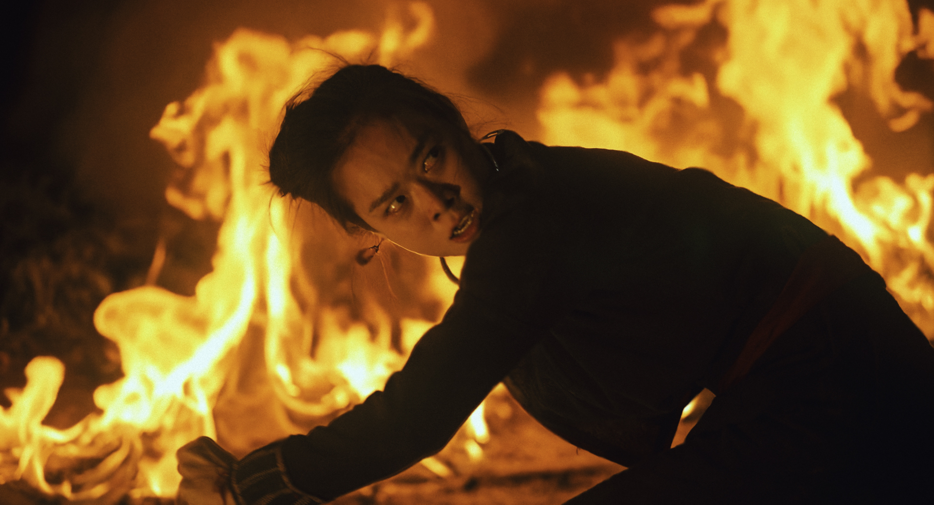 Ph&iacute; Ph&ocirc;ng: Quỷ M&aacute;u Rừng Thi&ecirc;ng: C&uacute; &ldquo;l&ecirc;n đồng&rdquo; của Kiều Minh Tuấn v&agrave; c&acirc;u chuyện vượt khỏi khu&ocirc;n khổ kinh dị- Ảnh 7.