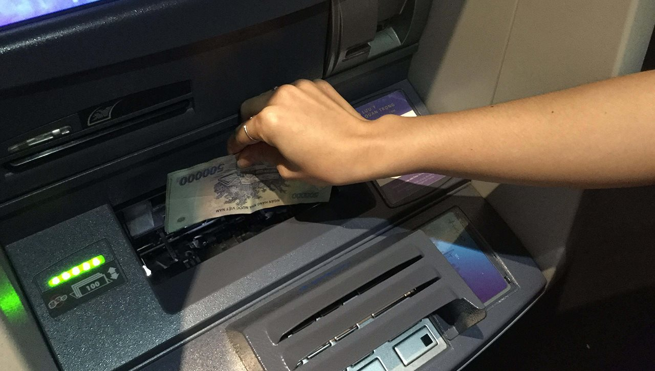 V&igrave; sao bị lỗi tiền kh&ocirc;ng v&agrave;o t&agrave;i khoản khi nộp tiền qua ATM?- Ảnh 1.