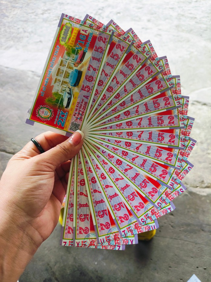 S&aacute;ng 20-4, t&igrave;m ra nơi tr&uacute;ng giải độc đắc v&eacute; số Ki&ecirc;n Giang v&agrave; Đ&agrave; Lạt - Ảnh 6.