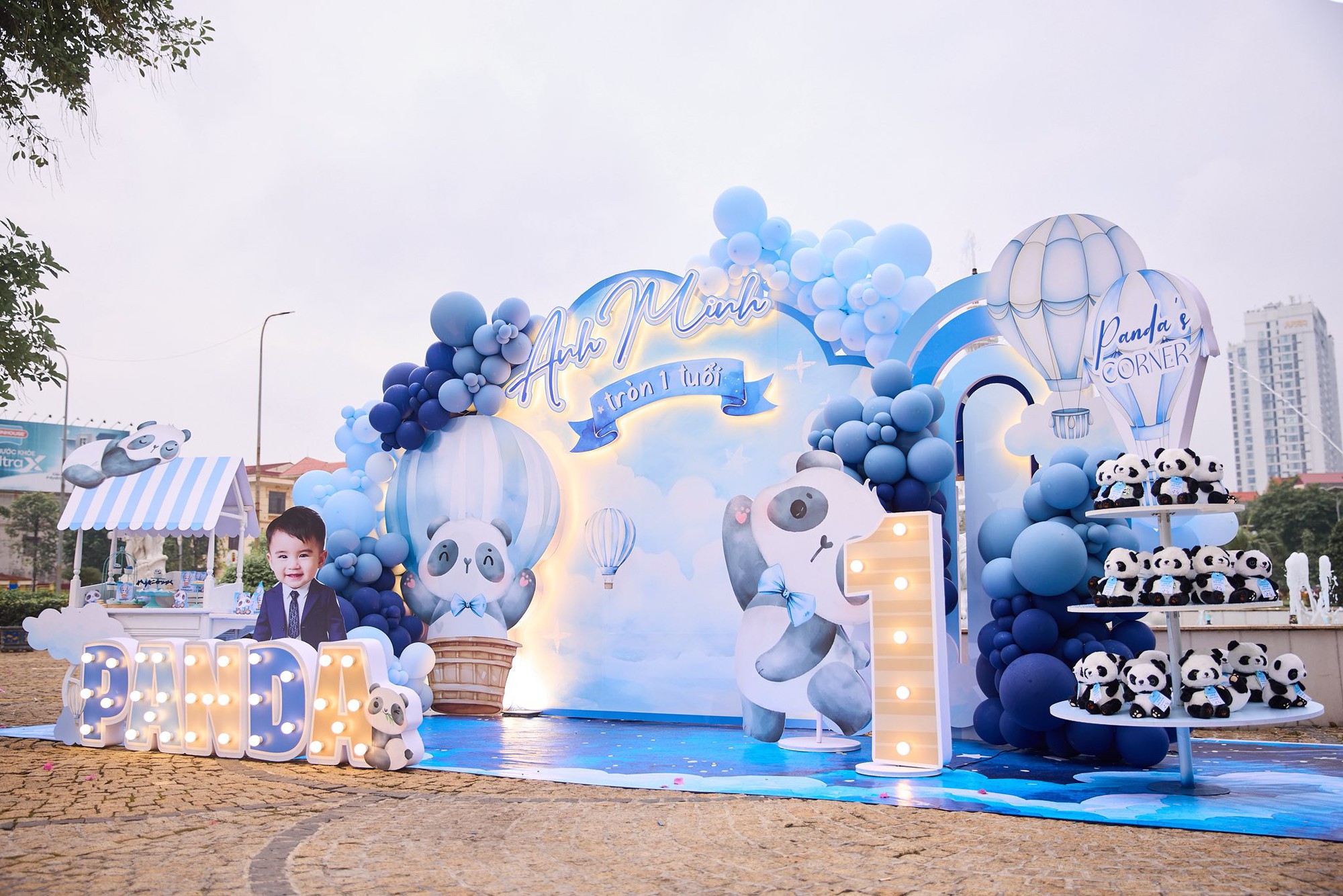 B&eacute; Panda tr&ograve;n 1 tuổi: Tiệc th&ocirc;i n&ocirc;i tổ chức tại dinh thự ho&agrave;nh tr&aacute;ng, m&agrave;n "chốt mic" của qu&yacute; tử nh&agrave; nữ MC g&acirc;y sốt - Ảnh 6.