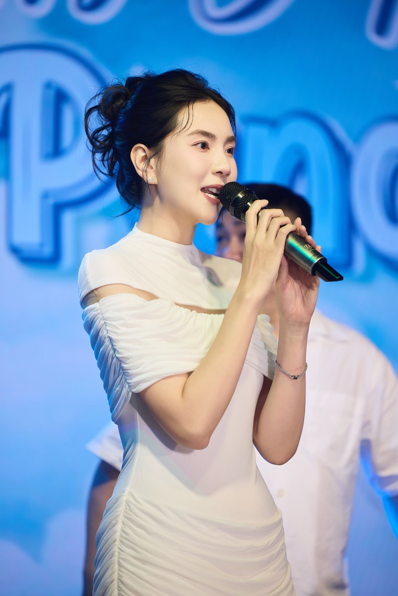 B&eacute; Panda tr&ograve;n 1 tuổi: Tiệc th&ocirc;i n&ocirc;i tổ chức tại dinh thự ho&agrave;nh tr&aacute;ng, m&agrave;n "chốt mic" của qu&yacute; tử nh&agrave; nữ MC g&acirc;y sốt - Ảnh 1.