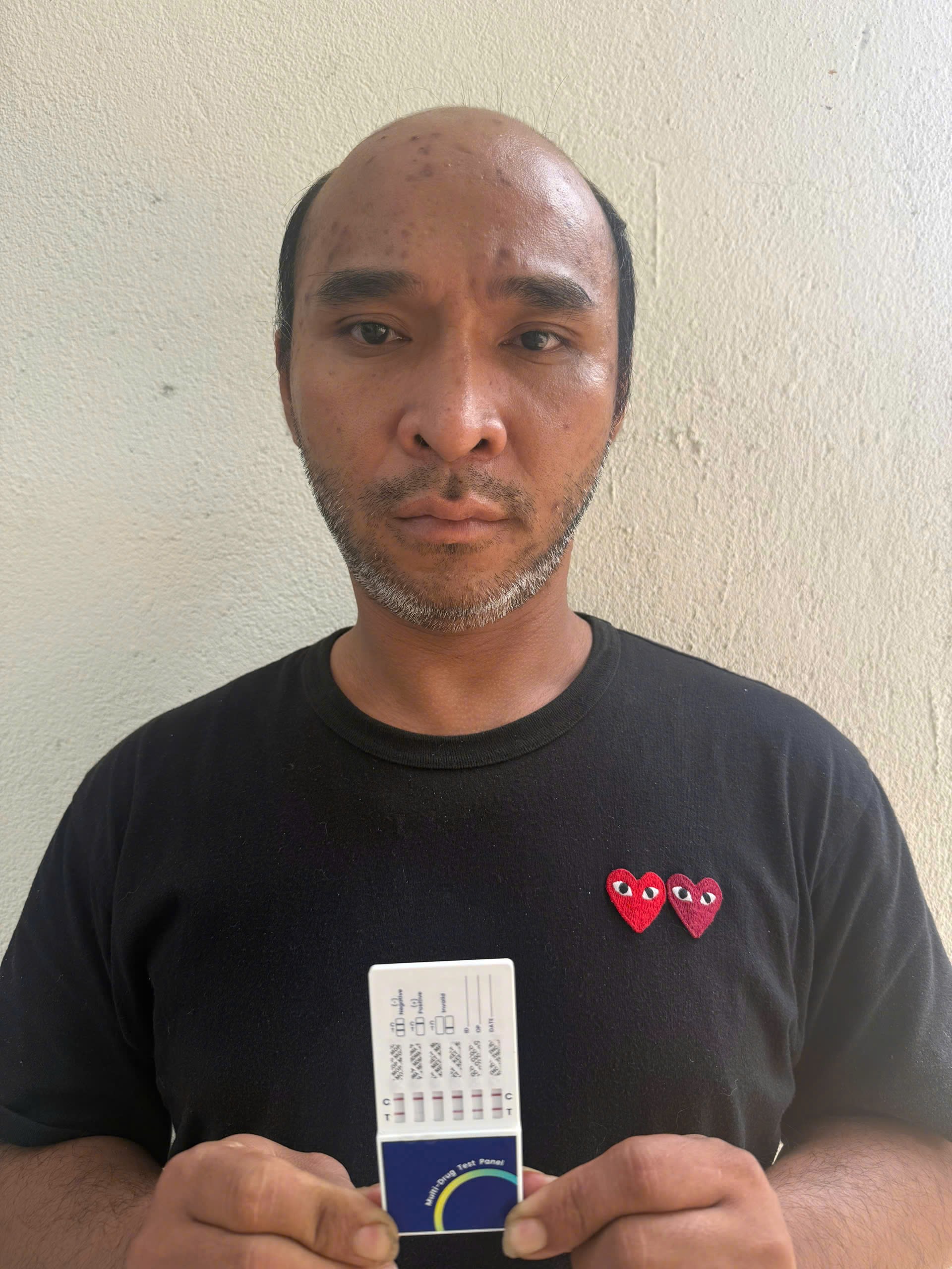 Vừa m&atilde;n hạn t&ugrave;, ca sĩ l&ocirc; t&ocirc; bị bắt v&igrave; giật điện thoại du kh&aacute;ch nước ngo&agrave;i- Ảnh 1.