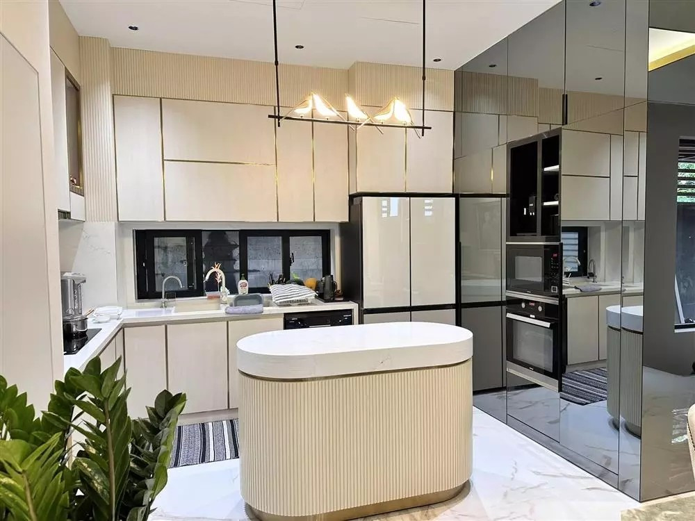 Biệt thự 200m&sup2; của Th&uacute;y Diễm - Lương Thế Th&agrave;nh ở Thủ Đức: Hệt resort 5, ph&ograve;ng chứa đồ hiệu sang như ngo&agrave;i store - Ảnh 5.