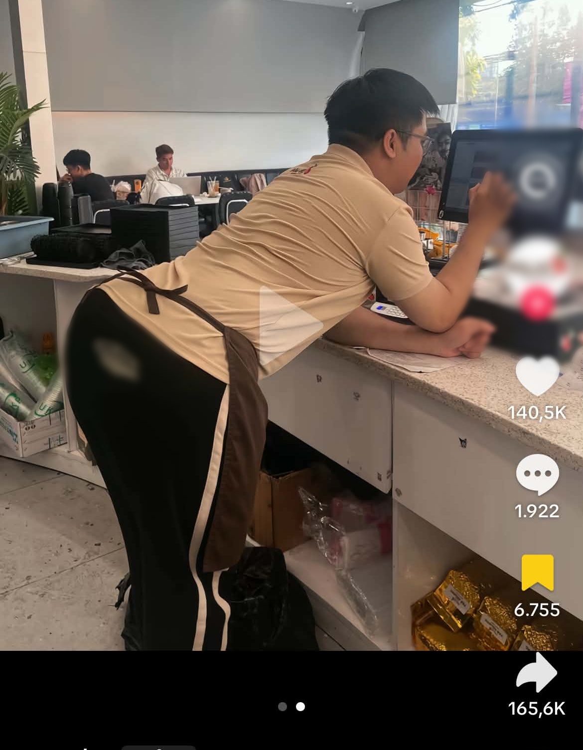 D&aacute;ng đứng B&oacute;ng Ma Hạnh Ph&uacute;c l&agrave; g&igrave; m&agrave; cả MXH bắt trend, xem tới đ&acirc;u ngại hết t&acirc;m can đến đ&oacute;- Ảnh 4.