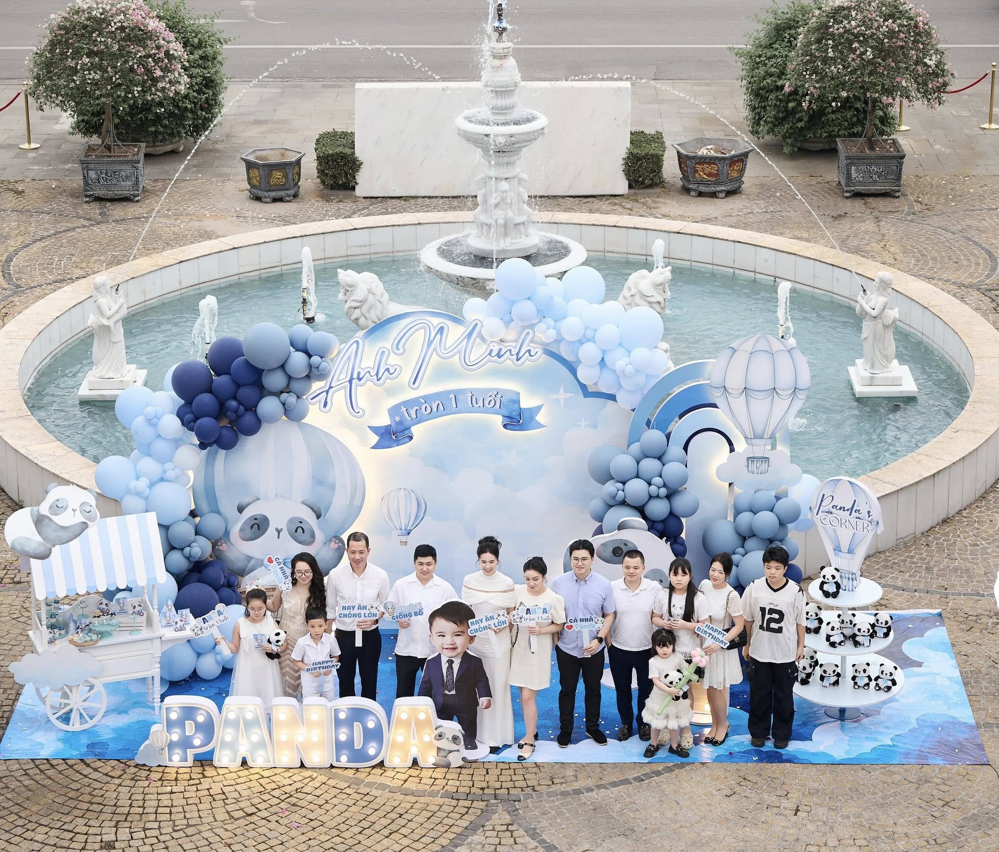 B&eacute; Panda tr&ograve;n 1 tuổi: Tiệc th&ocirc;i n&ocirc;i tổ chức tại dinh thự ho&agrave;nh tr&aacute;ng, m&agrave;n "chốt mic" của qu&yacute; tử nh&agrave; nữ MC g&acirc;y sốt - Ảnh 7.