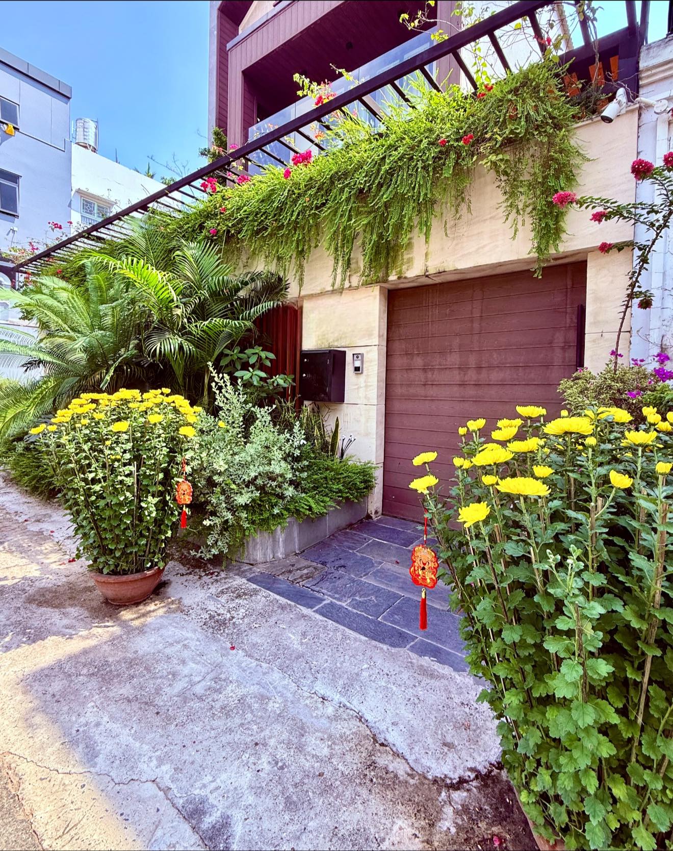 Biệt thự 200m&sup2; của Th&uacute;y Diễm - Lương Thế Th&agrave;nh ở Thủ Đức: Hệt resort 5, ph&ograve;ng chứa đồ hiệu sang như ngo&agrave;i store - Ảnh 9.