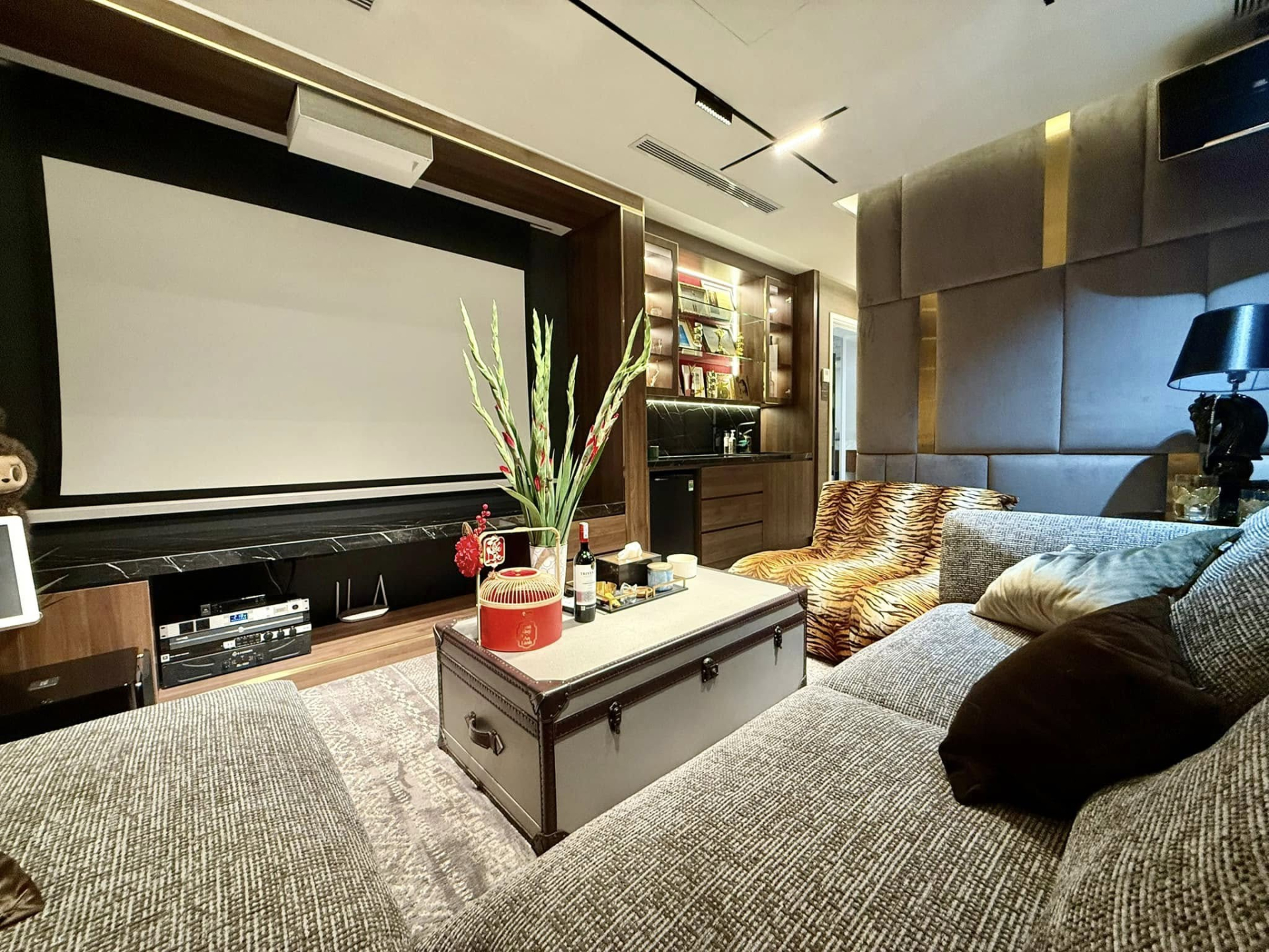 Biệt thự 200m&sup2; của Th&uacute;y Diễm - Lương Thế Th&agrave;nh ở Thủ Đức: Hệt resort 5, ph&ograve;ng chứa đồ hiệu sang như ngo&agrave;i store - Ảnh 11.