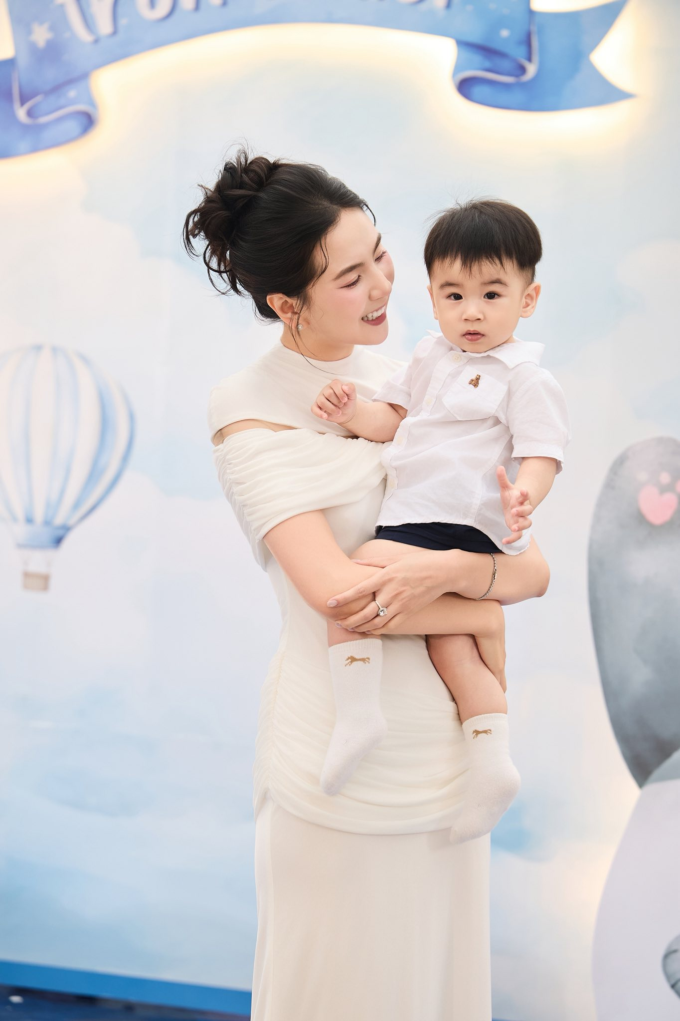 B&eacute; Panda tr&ograve;n 1 tuổi: Tiệc th&ocirc;i n&ocirc;i tổ chức tại dinh thự ho&agrave;nh tr&aacute;ng, m&agrave;n "chốt mic" của qu&yacute; tử nh&agrave; nữ MC g&acirc;y sốt - Ảnh 12.