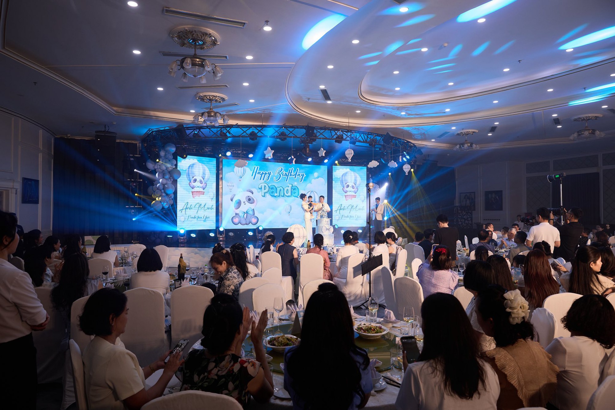 B&eacute; Panda tr&ograve;n 1 tuổi: Tiệc th&ocirc;i n&ocirc;i tổ chức tại dinh thự ho&agrave;nh tr&aacute;ng, m&agrave;n "chốt mic" của qu&yacute; tử nh&agrave; nữ MC g&acirc;y sốt - Ảnh 5.