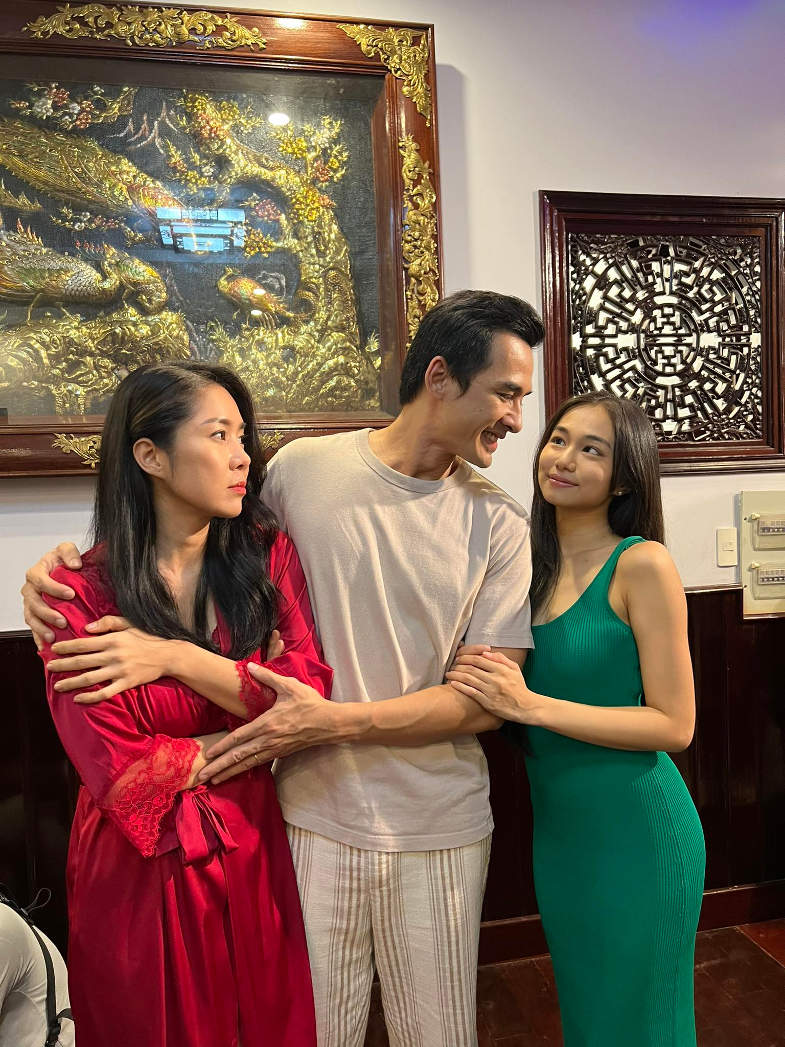 Tiểu tam trơ trẽn trong phim "B&oacute;ng ma hạnh ph&uacute;c": Ngo&agrave;i đời c&ograve;n sexy gợi cảm "ăn đứt" trong phim- Ảnh 1.