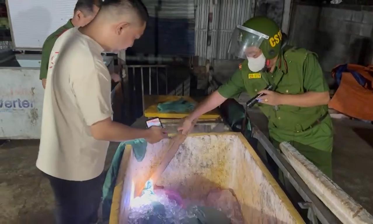 Đột k&iacute;ch l&ograve; mổ lậu ph&aacute;t hiện hơn 500kg thịt heo bốc m&ugrave;i v&agrave; heo bệnh chuẩn bị "l&ecirc;n m&acirc;m"- Ảnh 2.