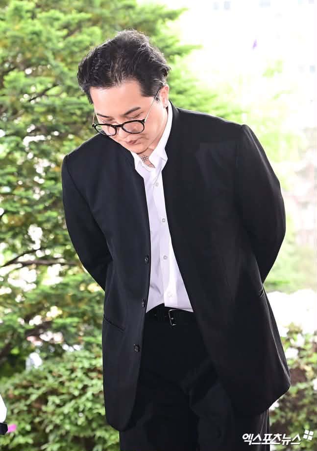 Nam nghệ sĩ c&uacute;i gằm mặt hầu t&ograve;a v&agrave;o s&aacute;ng nay, bị đề nghị 1 năm 6 th&aacute;ng t&ugrave;: "T&ocirc;i đang mắc chứng rối loạn lưỡng cực v&agrave; rối loạn hoảng sợ"- Ảnh 6.