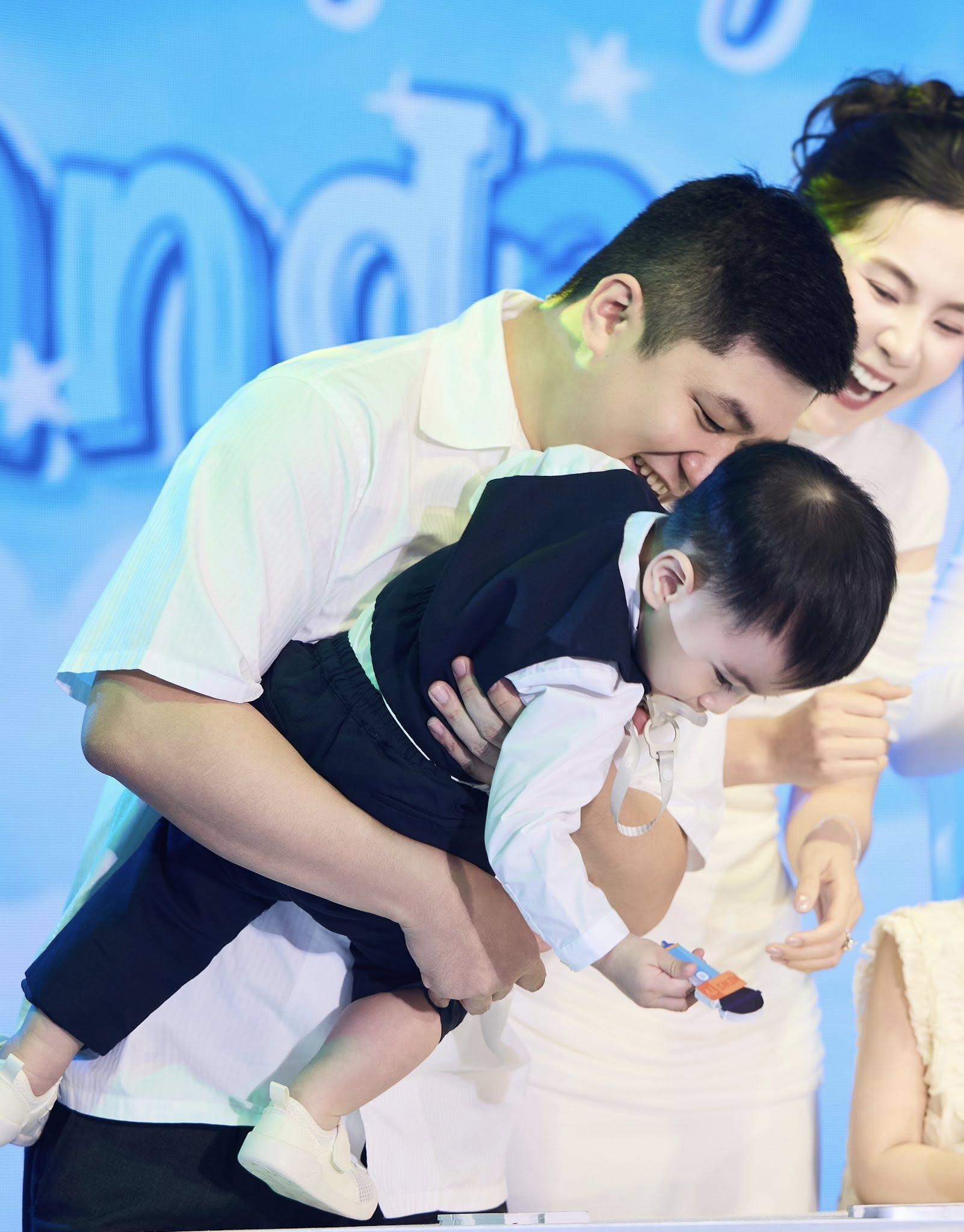 B&eacute; Panda tr&ograve;n 1 tuổi: Tiệc th&ocirc;i n&ocirc;i tổ chức tại dinh thự ho&agrave;nh tr&aacute;ng, m&agrave;n "chốt mic" của qu&yacute; tử nh&agrave; nữ MC g&acirc;y sốt - Ảnh 2.