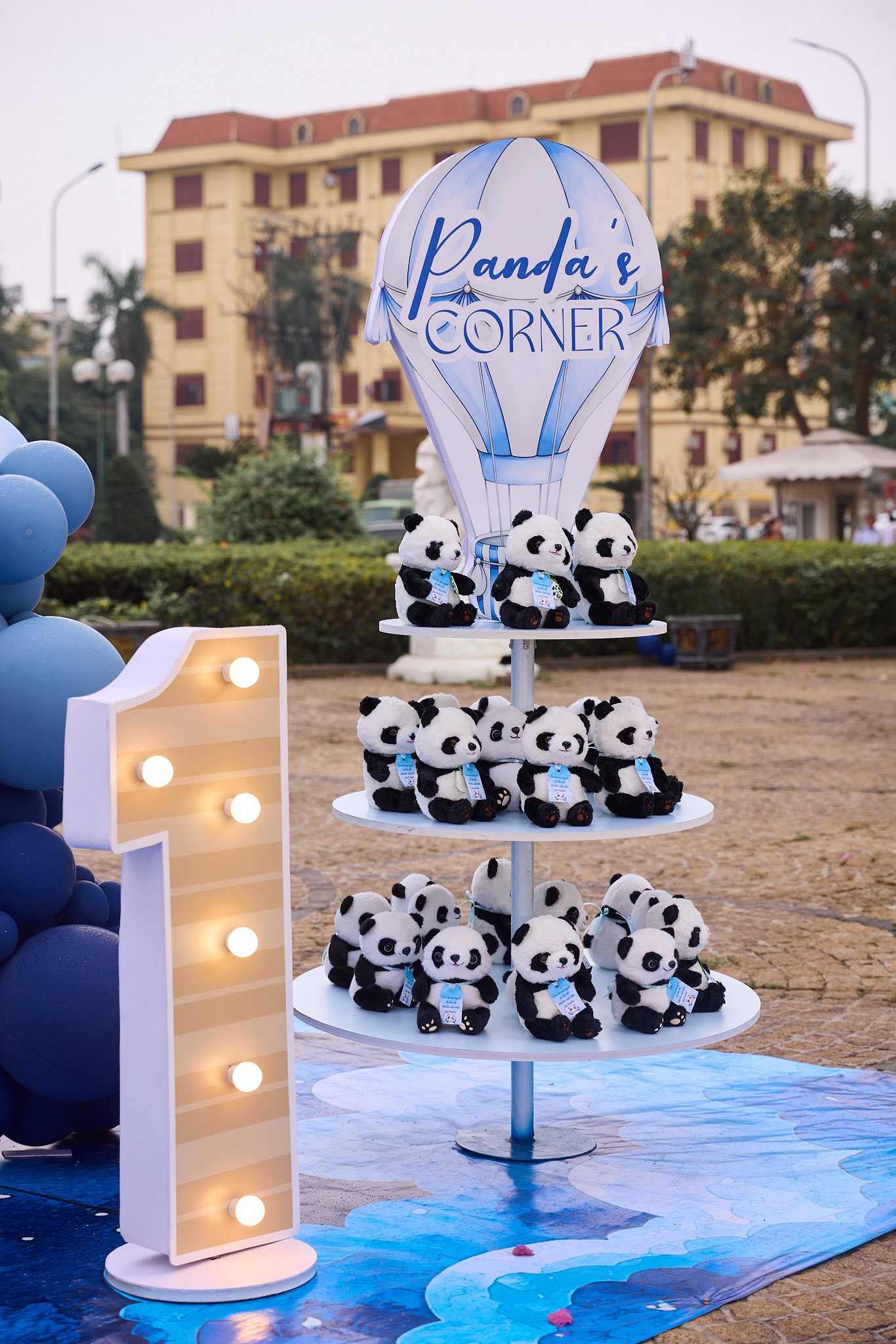 B&eacute; Panda tr&ograve;n 1 tuổi: Tiệc th&ocirc;i n&ocirc;i tổ chức tại dinh thự ho&agrave;nh tr&aacute;ng, m&agrave;n "chốt mic" của qu&yacute; tử nh&agrave; nữ MC g&acirc;y sốt - Ảnh 9.