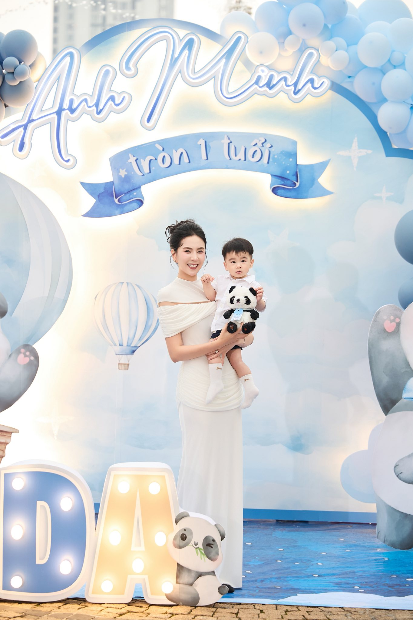 B&eacute; Panda tr&ograve;n 1 tuổi: Tiệc th&ocirc;i n&ocirc;i tổ chức tại dinh thự ho&agrave;nh tr&aacute;ng, m&agrave;n "chốt mic" của qu&yacute; tử nh&agrave; nữ MC g&acirc;y sốt - Ảnh 11.