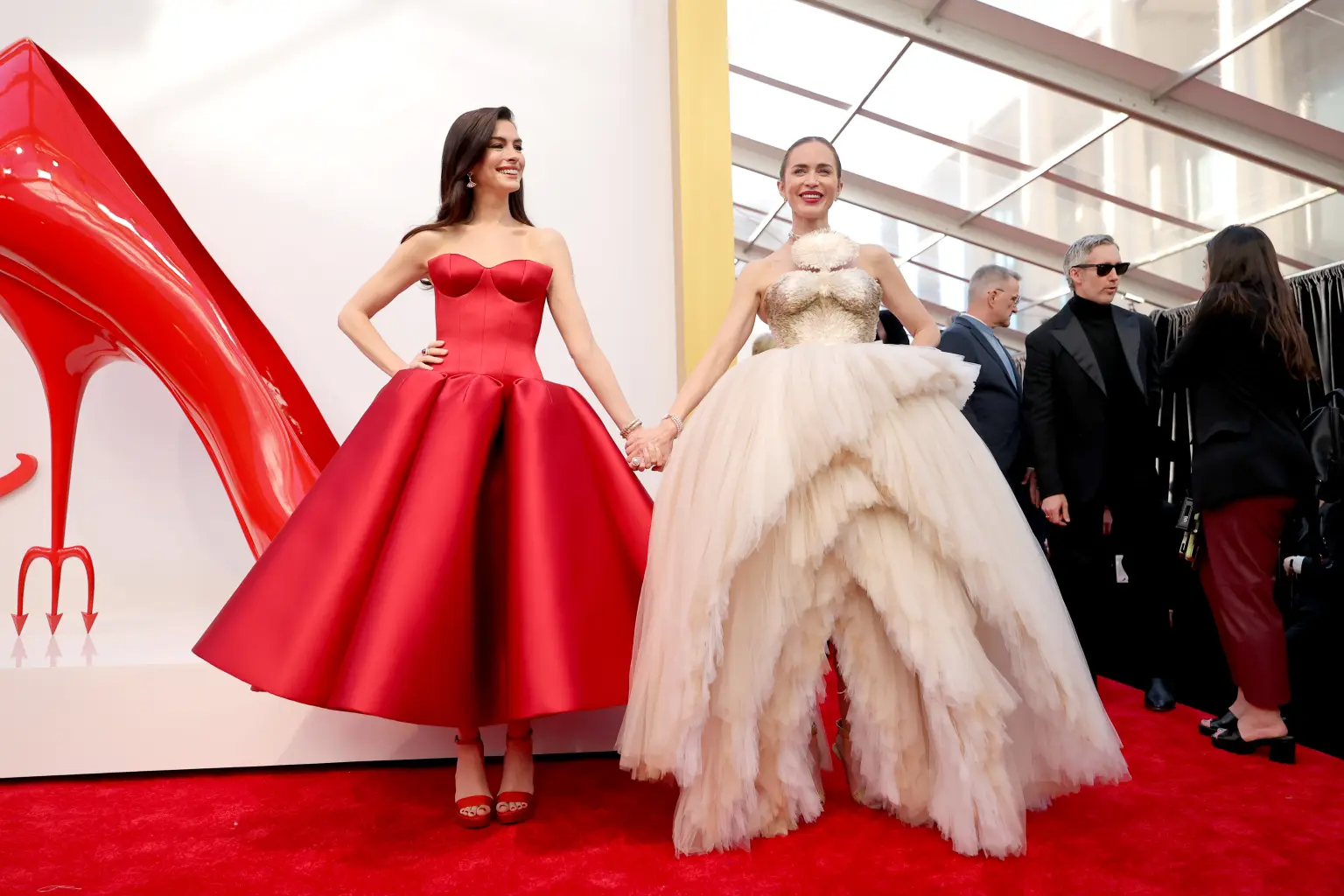 V&igrave; sao Anne Hathaway xứng danh "Người phụ nữ đẹp nhất thế giới"?- Ảnh 4.