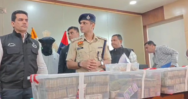 Tịch thu 7,5 tỷ đồng tiền mặt chất bằng th&ugrave;ng, gần 700 gram v&agrave;ng trị gi&aacute; 2,6 tỷ đồng từ nh&oacute;m 'lao động giả ngh&egrave;o' - Ảnh 1.