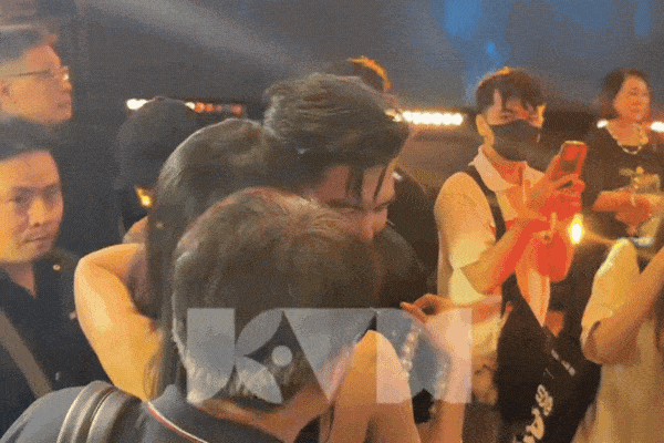 Ph&aacute;t hiện cặp sao Việt c&ograve;n nợ cả nước một đ&aacute;m cưới &ocirc;m nhau cứng ngắc ở sự kiện: Đẹp đ&ocirc;i qu&aacute; trời qu&aacute; đất- Ảnh 4.