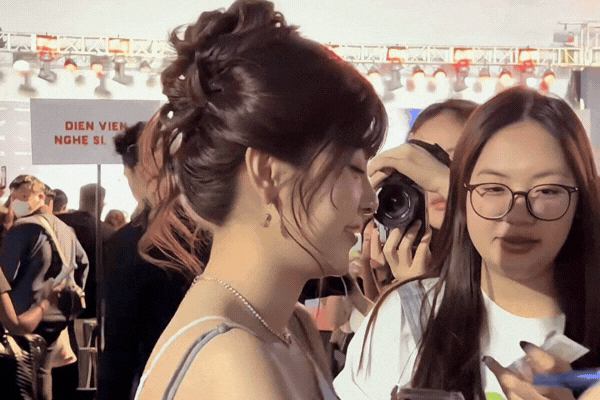 Hot rần rần clip V&otilde; Điền Gia Huy bơ đẹp Tam Triều D&acirc;ng tại sự kiện, tưởng phim giả t&igrave;nh thật cơ m&agrave;- Ảnh 2.