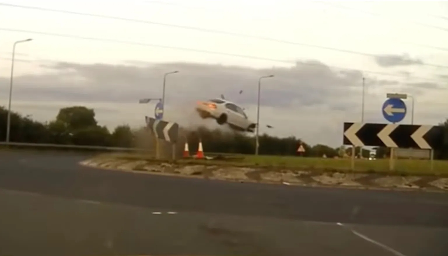 Chạy cảnh s&aacute;t, &ocirc; t&ocirc; đ&acirc;m v&agrave;o v&ograve;ng xuyến rồi bay l&ecirc;n kh&ocirc;ng trung - Ảnh 1.