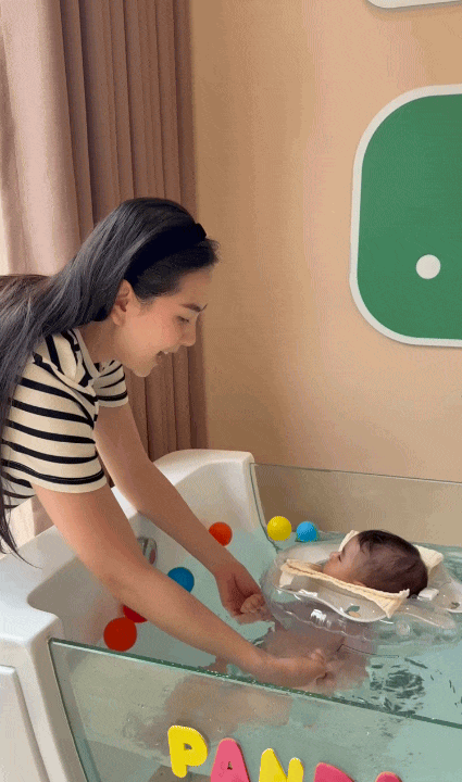 B&eacute; Panda tr&ograve;n 1 tuổi: Tiệc th&ocirc;i n&ocirc;i tổ chức tại dinh thự ho&agrave;nh tr&aacute;ng, m&agrave;n "chốt mic" của qu&yacute; tử nh&agrave; nữ MC g&acirc;y sốt - Ảnh 14.