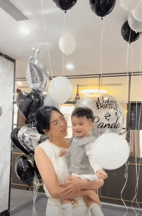 B&eacute; Panda tr&ograve;n 1 tuổi: Tiệc th&ocirc;i n&ocirc;i tổ chức tại dinh thự ho&agrave;nh tr&aacute;ng, m&agrave;n "chốt mic" của qu&yacute; tử nh&agrave; nữ MC g&acirc;y sốt - Ảnh 4.