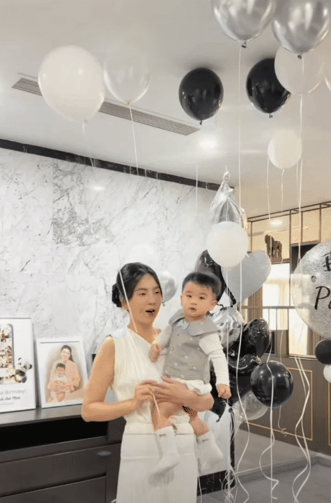 B&eacute; Panda tr&ograve;n 1 tuổi: Tiệc th&ocirc;i n&ocirc;i tổ chức tại dinh thự ho&agrave;nh tr&aacute;ng, m&agrave;n "chốt mic" của qu&yacute; tử nh&agrave; nữ MC g&acirc;y sốt - Ảnh 3.