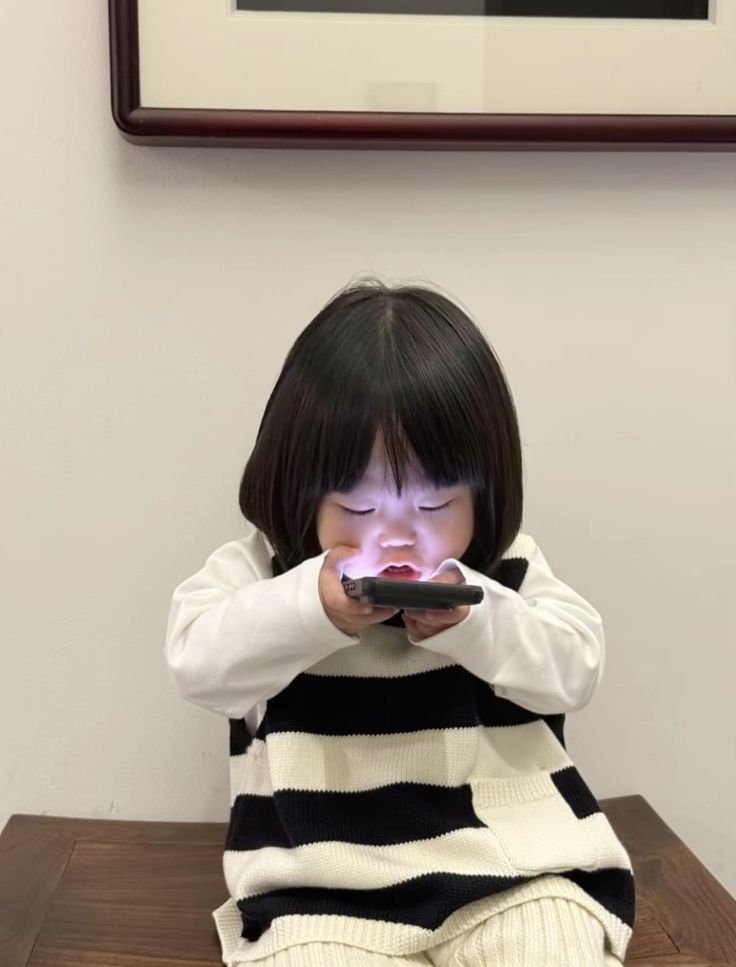 Cảnh b&aacute;o cho c&aacute;c gia đ&igrave;nh c&oacute; con d&ugrave;ng điện thoại hơn 2 tiếng mỗi ng&agrave;y- Ảnh 1.