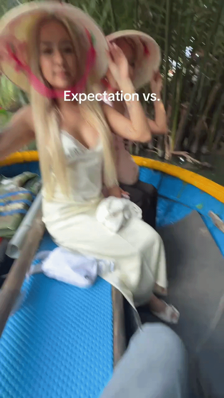 2 c&ocirc; g&aacute;i l&agrave;m 1 việc tr&ecirc;n s&ocirc;ng khi du lịch Hội An h&uacute;t gần 30 triệu lượt xem - Ảnh 1.