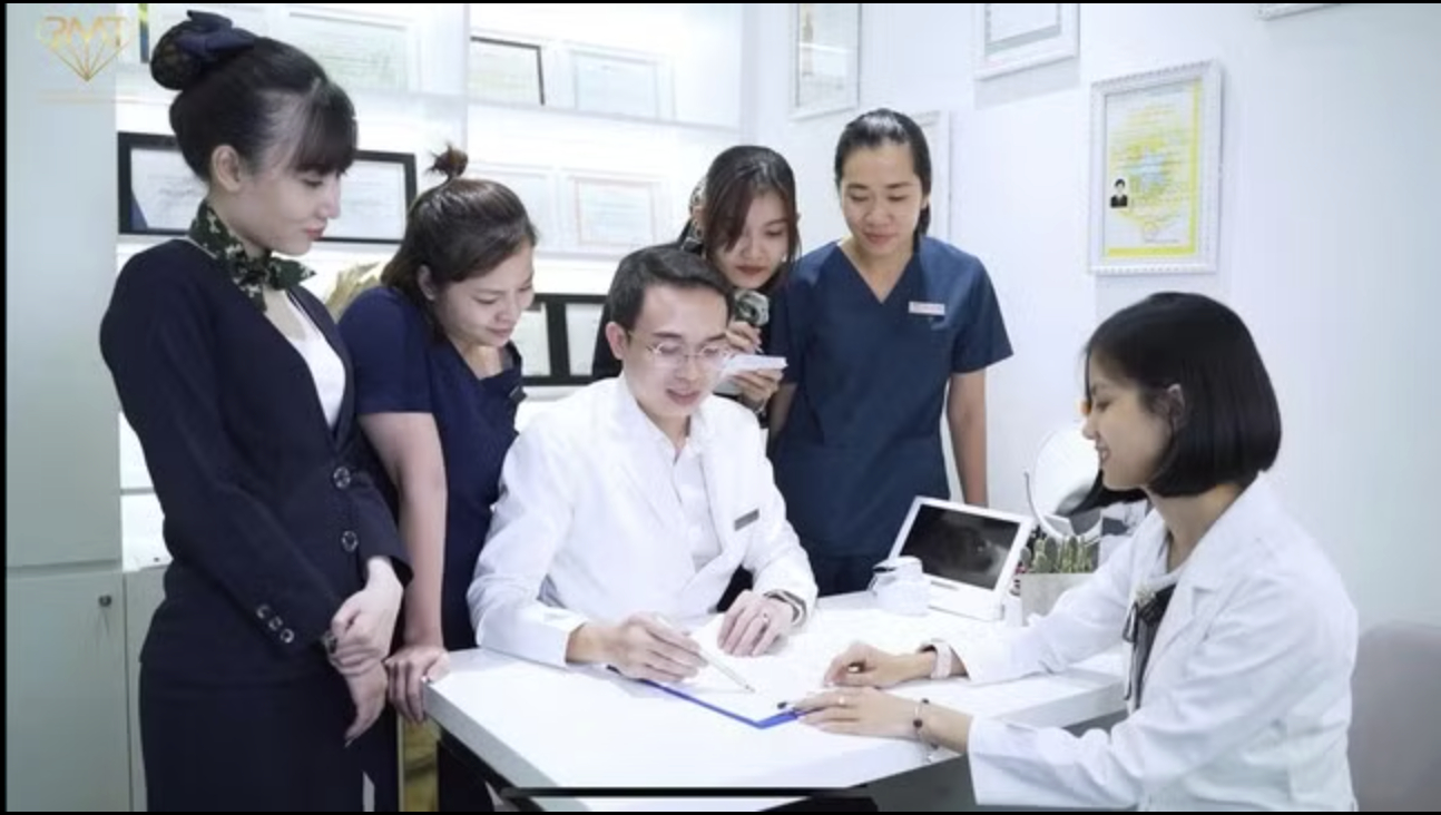 B&aacute;c sĩ thẩm mỹ tố ca sĩ Trung Qu&acirc;n "t&aacute;c động vật l&yacute;" vợ m&igrave;nh l&agrave; ai?- Ảnh 3.