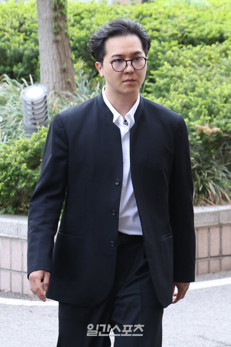 Nam nghệ sĩ c&uacute;i gằm mặt hầu t&ograve;a v&agrave;o s&aacute;ng nay, bị đề nghị 1 năm 6 th&aacute;ng t&ugrave;: "T&ocirc;i đang mắc chứng rối loạn lưỡng cực v&agrave; rối loạn hoảng sợ"- Ảnh 2.