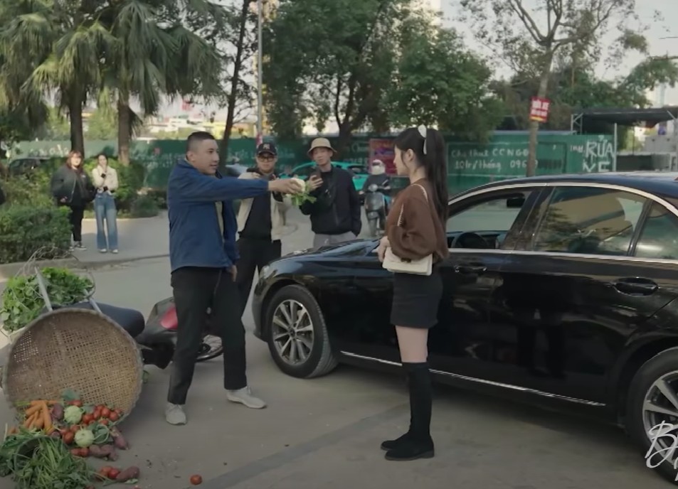 Kh&oacute; chịu v&ocirc; c&ugrave;ng với mỹ nh&acirc;n Việt 25 tập phim chỉ đi 1 đ&ocirc;i gi&agrave;y, ngay cả c&aacute;i &aacute;o cũng sản xuất theo l&ocirc;- Ảnh 4.