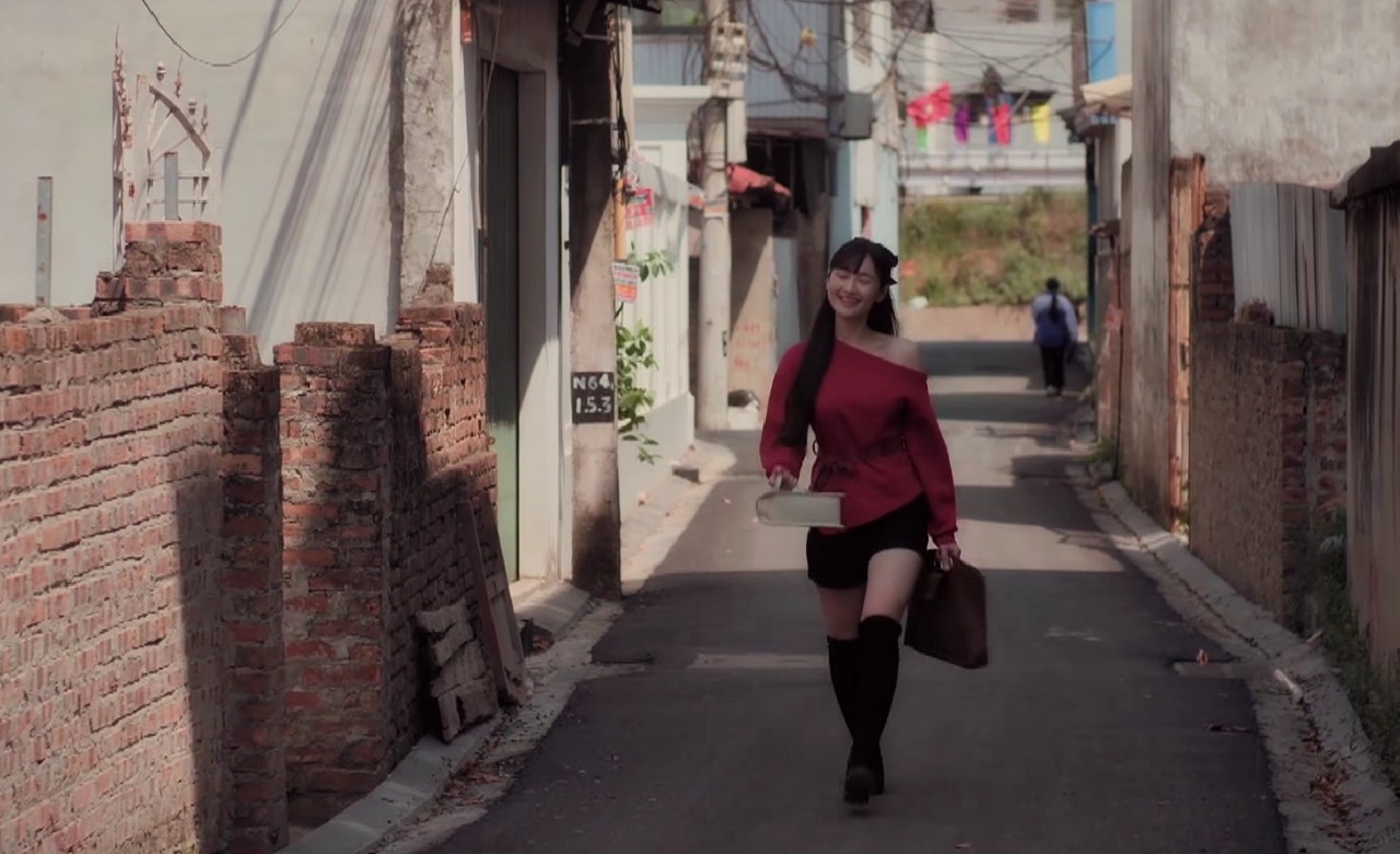 Kh&oacute; chịu v&ocirc; c&ugrave;ng với mỹ nh&acirc;n Việt 25 tập phim chỉ đi 1 đ&ocirc;i gi&agrave;y, ngay cả c&aacute;i &aacute;o cũng sản xuất theo l&ocirc;- Ảnh 2.