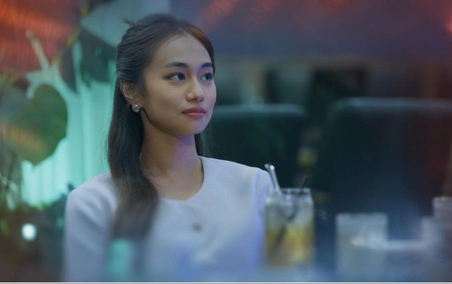 Tiểu tam trơ trẽn trong phim "B&oacute;ng ma hạnh ph&uacute;c": Ngo&agrave;i đời c&ograve;n sexy gợi cảm "ăn đứt" trong phim- Ảnh 4.