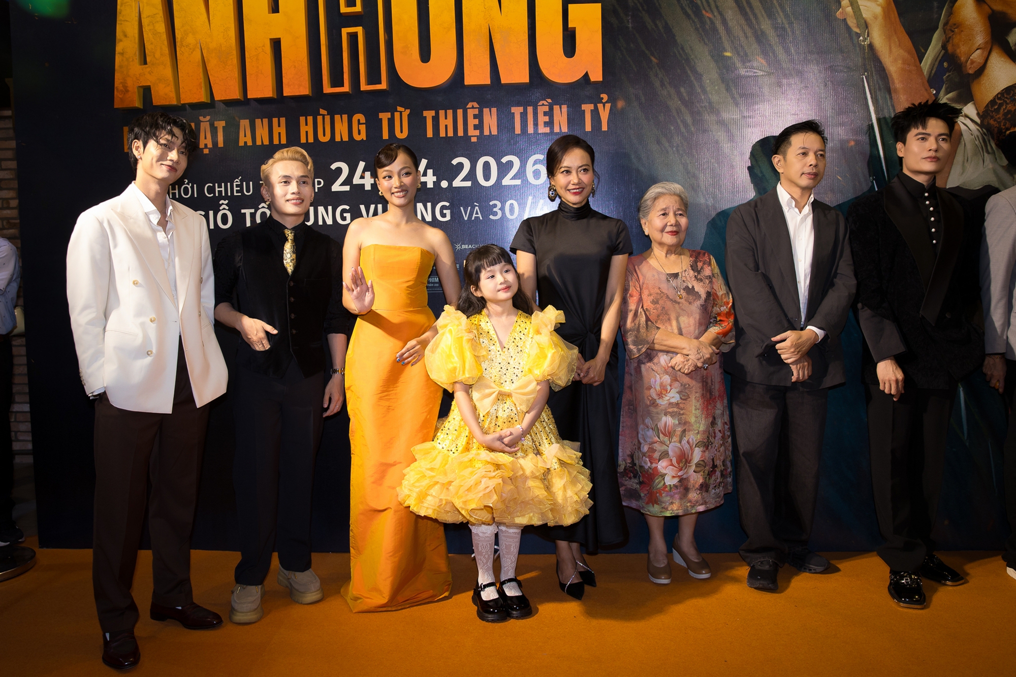 Thảm đỏ HOT nhất h&ocirc;m nay: Phương Anh Đ&agrave;o - Nh&atilde; Phương đọ visual kh&eacute;t lẹt, Chi Pu vừa xuất hiện đ&atilde; g&acirc;y n&aacute;o loạn- Ảnh 1.