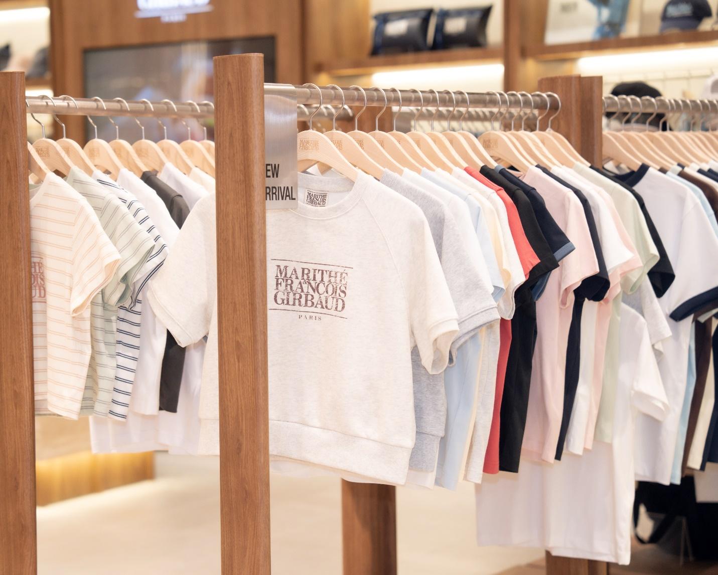 Quỳnh Anh Shyn, Tr&acirc;m Ng&ocirc;, L&ecirc; Chi &ldquo;l&ecirc;n đồ&rdquo; trẻ trung tại store đầu ti&ecirc;n của MARITH&Eacute; FRAN&Ccedil;OIS GIRBAUD - Ảnh 5.