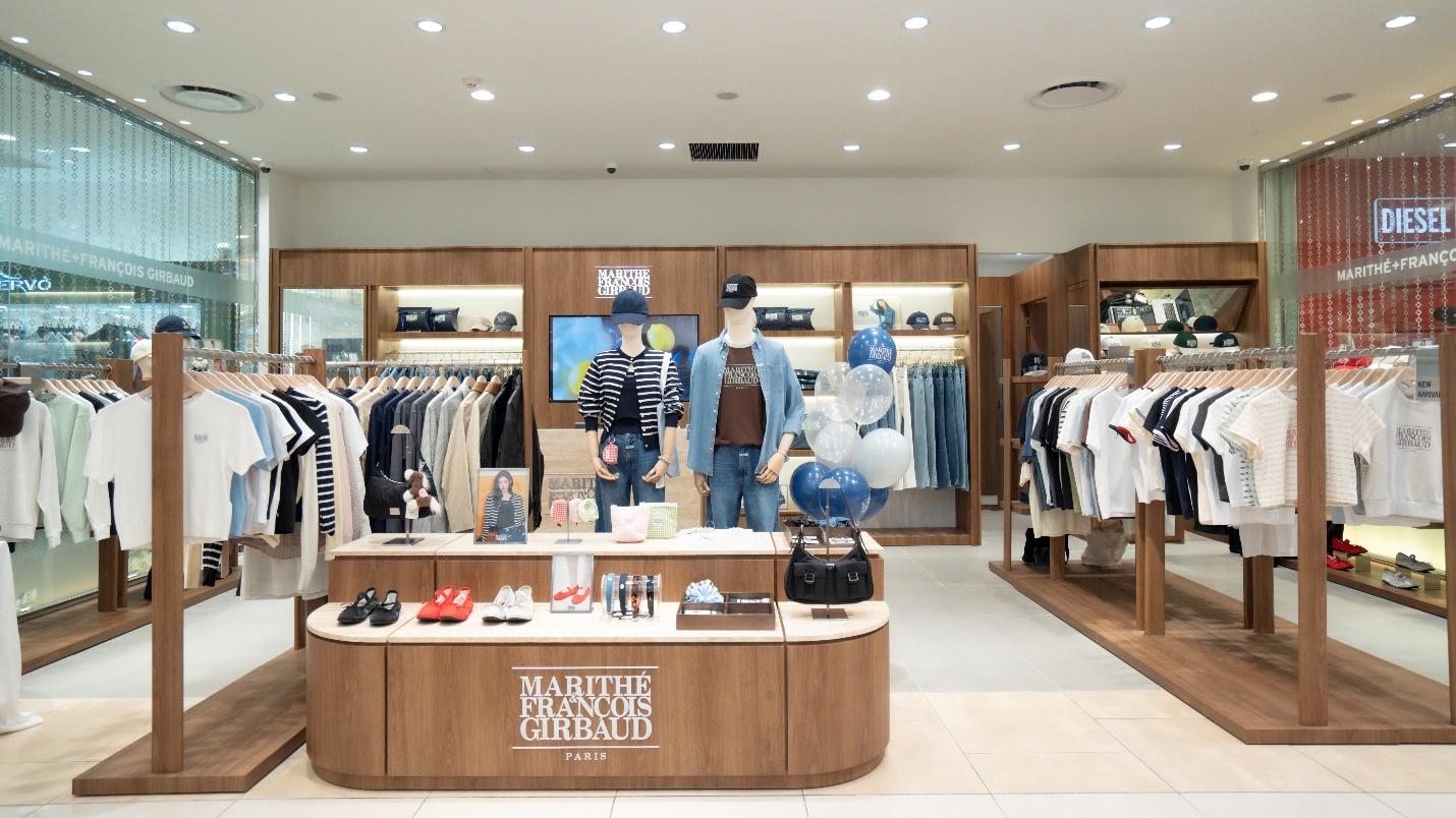 Quỳnh Anh Shyn, Tr&acirc;m Ng&ocirc;, L&ecirc; Chi &ldquo;l&ecirc;n đồ&rdquo; trẻ trung tại store đầu ti&ecirc;n của MARITH&Eacute; FRAN&Ccedil;OIS GIRBAUD - Ảnh 6.