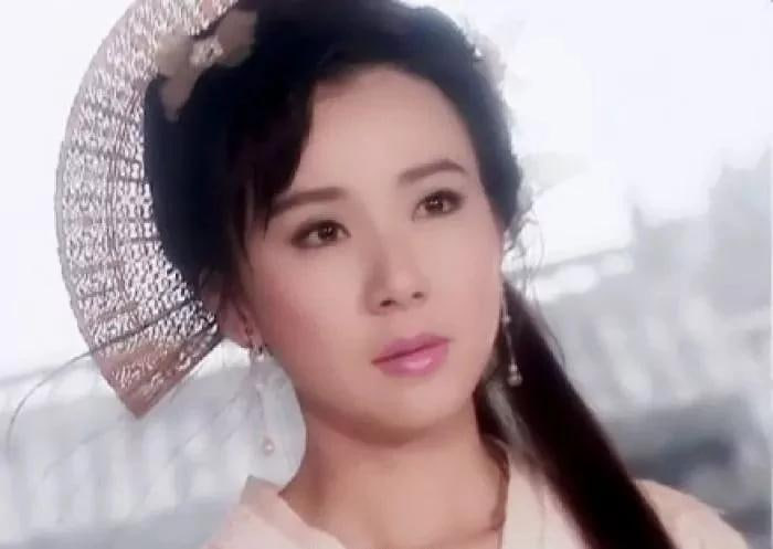 &ldquo;Đệ nhất mỹ nh&acirc;n showbiz&rdquo; từng đ&aacute;nh bại Trang Ph&aacute;p: Giọng ngọt gợi nhớ cả thanh xu&acirc;n, visual U60 th&aacute;ch thức thời gian- Ảnh 2.