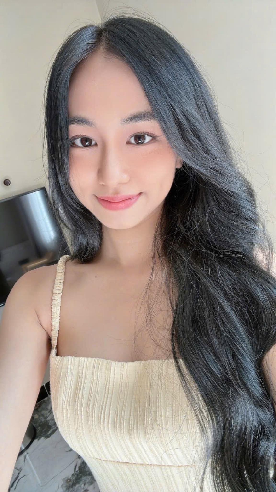 Tiểu tam trơ trẽn trong phim "B&oacute;ng ma hạnh ph&uacute;c": Ngo&agrave;i đời c&ograve;n sexy gợi cảm "ăn đứt" trong phim- Ảnh 7.