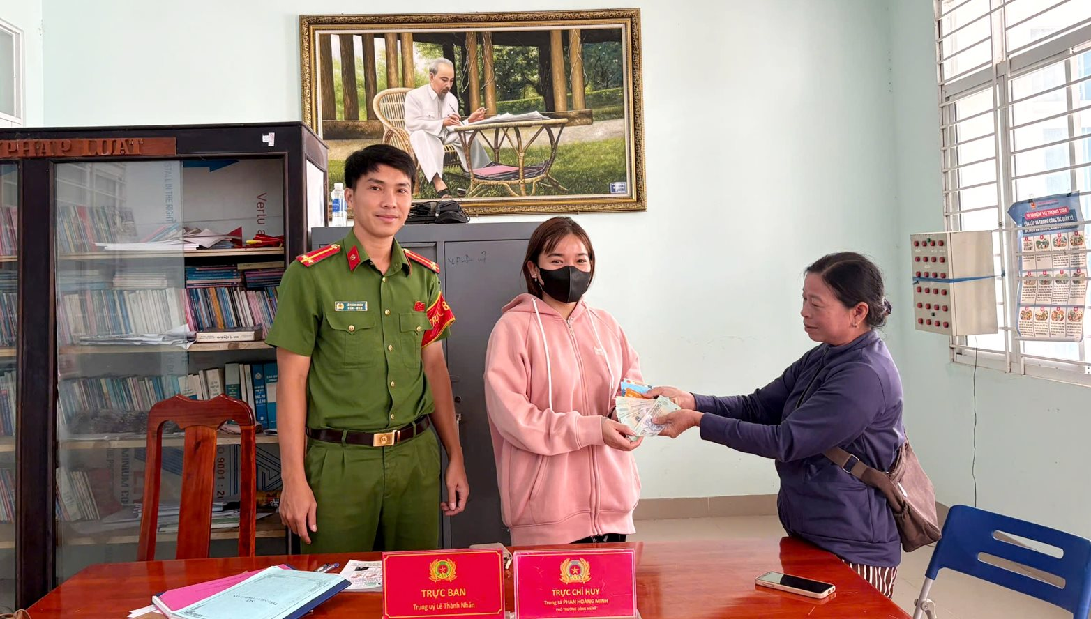 Ph&aacute;t hiện h&agrave;ng loạt tờ tiền c&oacute; mệnh gi&aacute; từ 500K-10K: C&ocirc;ng an mời người phụ nữ sinh năm 1998 l&ecirc;n l&agrave;m việc- Ảnh 1.