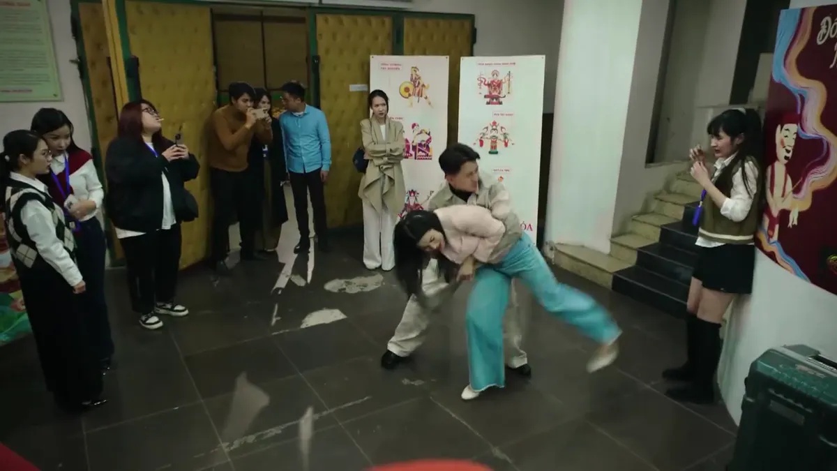 Kh&oacute; chịu v&ocirc; c&ugrave;ng với mỹ nh&acirc;n Việt 25 tập phim chỉ đi 1 đ&ocirc;i gi&agrave;y, ngay cả c&aacute;i &aacute;o cũng sản xuất theo l&ocirc;- Ảnh 9.