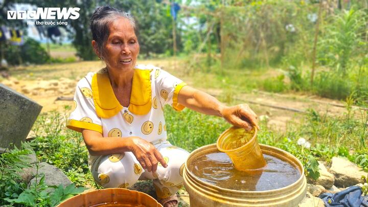 Hơn 30 năm, h&agrave;ng chục hộ d&acirc;n ở L&acirc;m Đồng d&ugrave;ng nguồn nước nhiễm ph&egrave;n đỏ quạch- Ảnh 1.