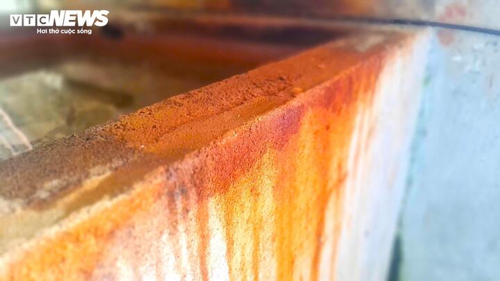 Hơn 30 năm, h&agrave;ng chục hộ d&acirc;n ở L&acirc;m Đồng d&ugrave;ng nguồn nước nhiễm ph&egrave;n đỏ quạch- Ảnh 5.