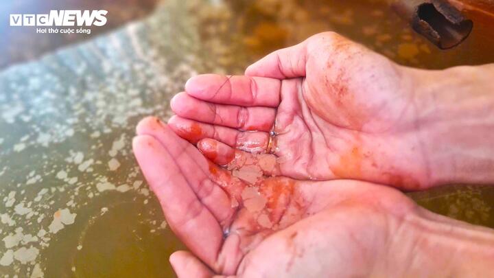 Hơn 30 năm, h&agrave;ng chục hộ d&acirc;n ở L&acirc;m Đồng d&ugrave;ng nguồn nước nhiễm ph&egrave;n đỏ quạch- Ảnh 4.