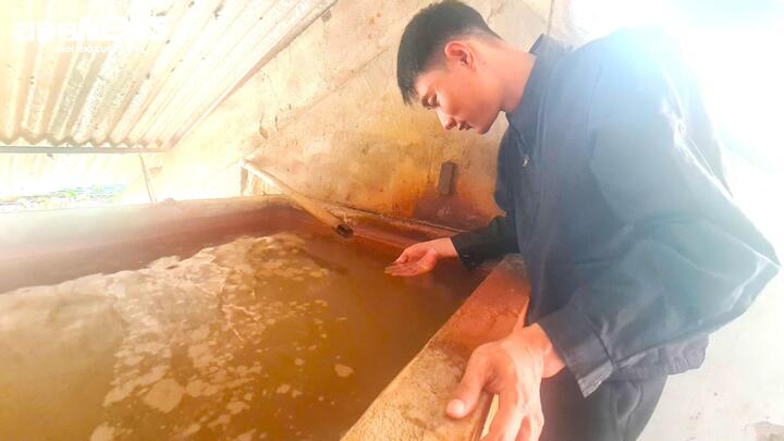 Hơn 30 năm, h&agrave;ng chục hộ d&acirc;n ở L&acirc;m Đồng d&ugrave;ng nguồn nước nhiễm ph&egrave;n đỏ quạch- Ảnh 3.