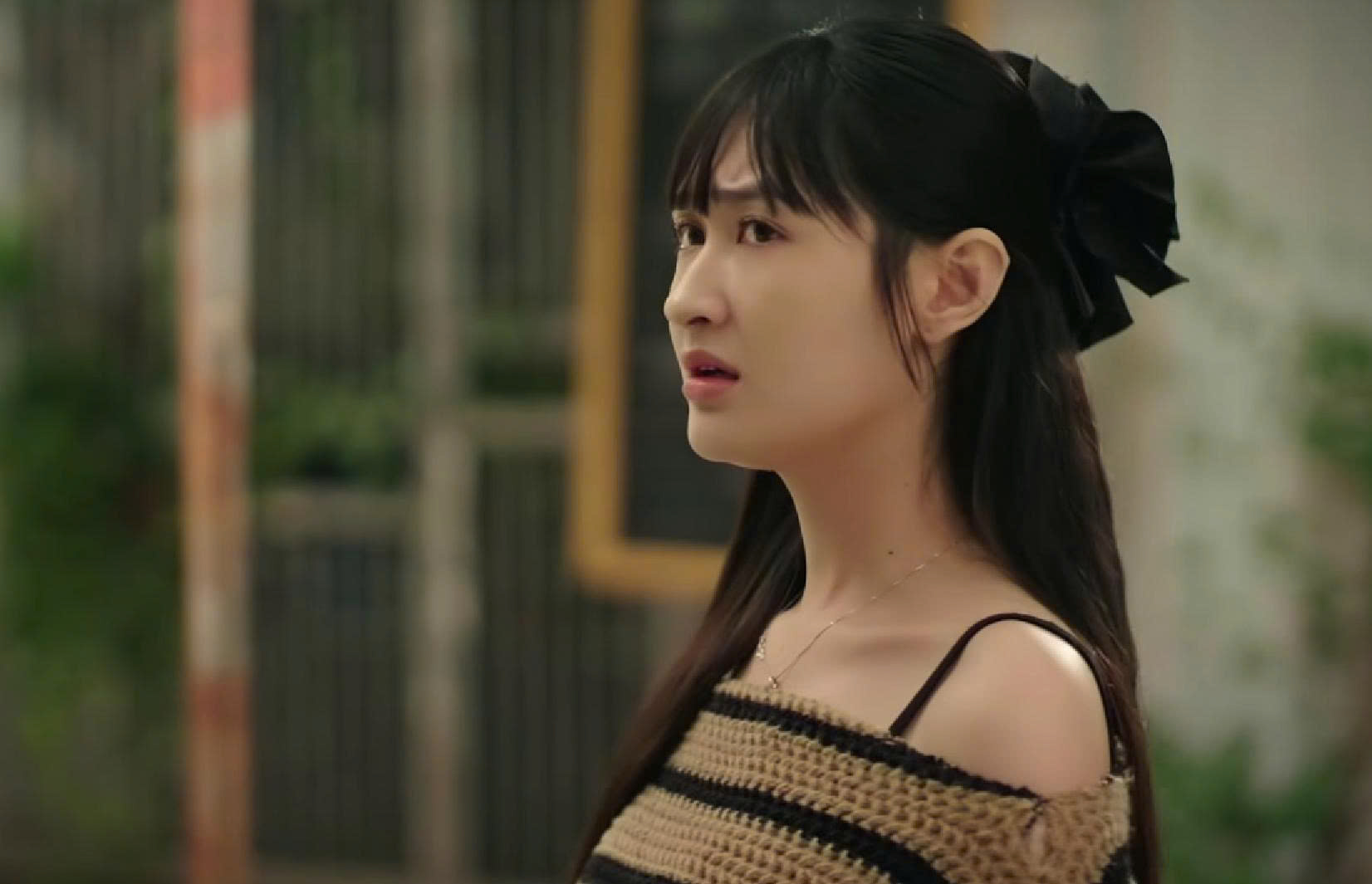 Kh&oacute; chịu v&ocirc; c&ugrave;ng với mỹ nh&acirc;n Việt 25 tập phim chỉ đi 1 đ&ocirc;i gi&agrave;y, ngay cả c&aacute;i &aacute;o cũng sản xuất theo l&ocirc;- Ảnh 11.