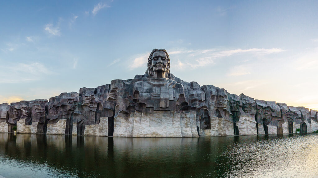 Dịch chuyển 20 ng&agrave;n tấn đ&aacute; x&acirc;y kiệt t&aacute;c 411 tỷ lớn nhất Đ&ocirc;ng Nam &Aacute;, tỉnh miền Trung đạt doanh thu kỷ lục 11.000 tỷ đồng- Ảnh 2.