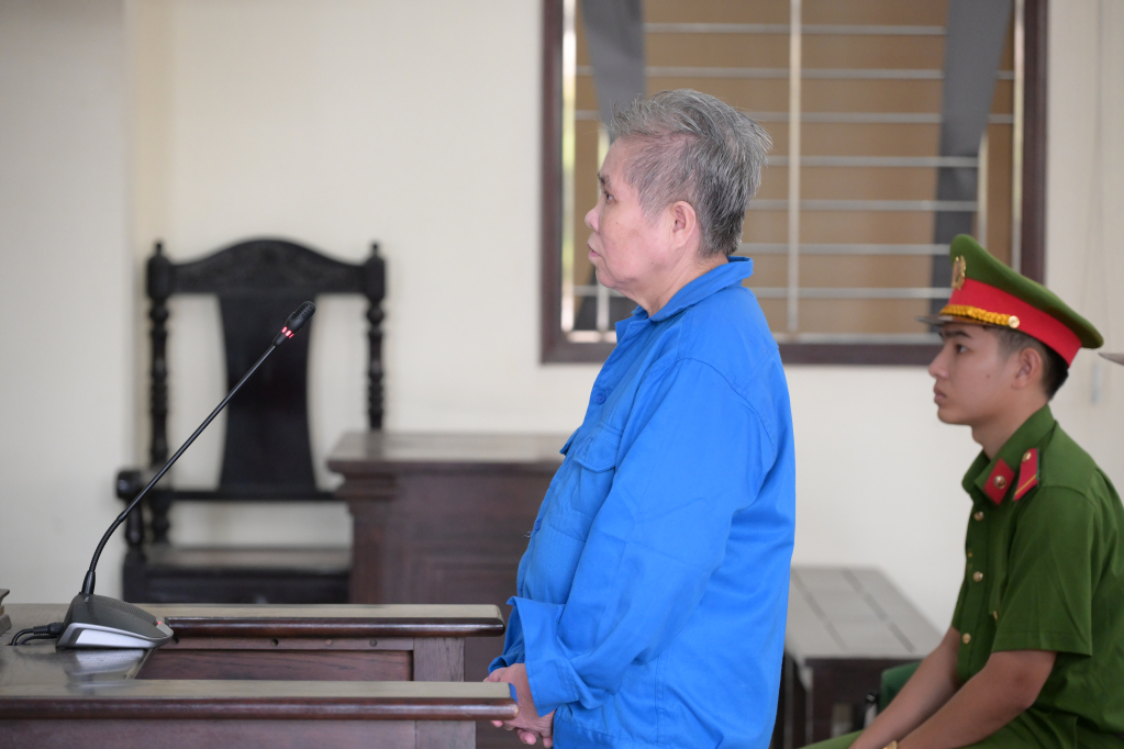 &ldquo;Nữ &lsquo;thầy b&oacute;i&rsquo; nổ c&oacute; người ph&ugrave; hộ, lừa gần 100 tỉ đồng&rdquo;- Ảnh 1.