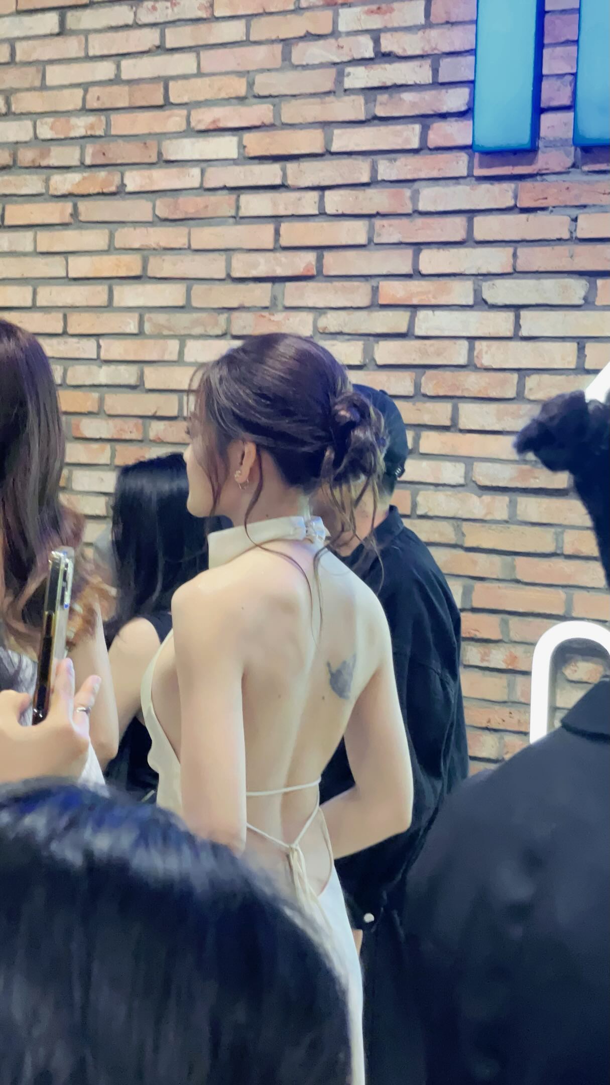 Việt Nam mới c&oacute; một b&oacute;ng lưng cực phẩm, lướt qua rất giống nữ ch&iacute;nh t&agrave;i phiệt trong phim ng&ocirc;n t&igrave;nh- Ảnh 1.