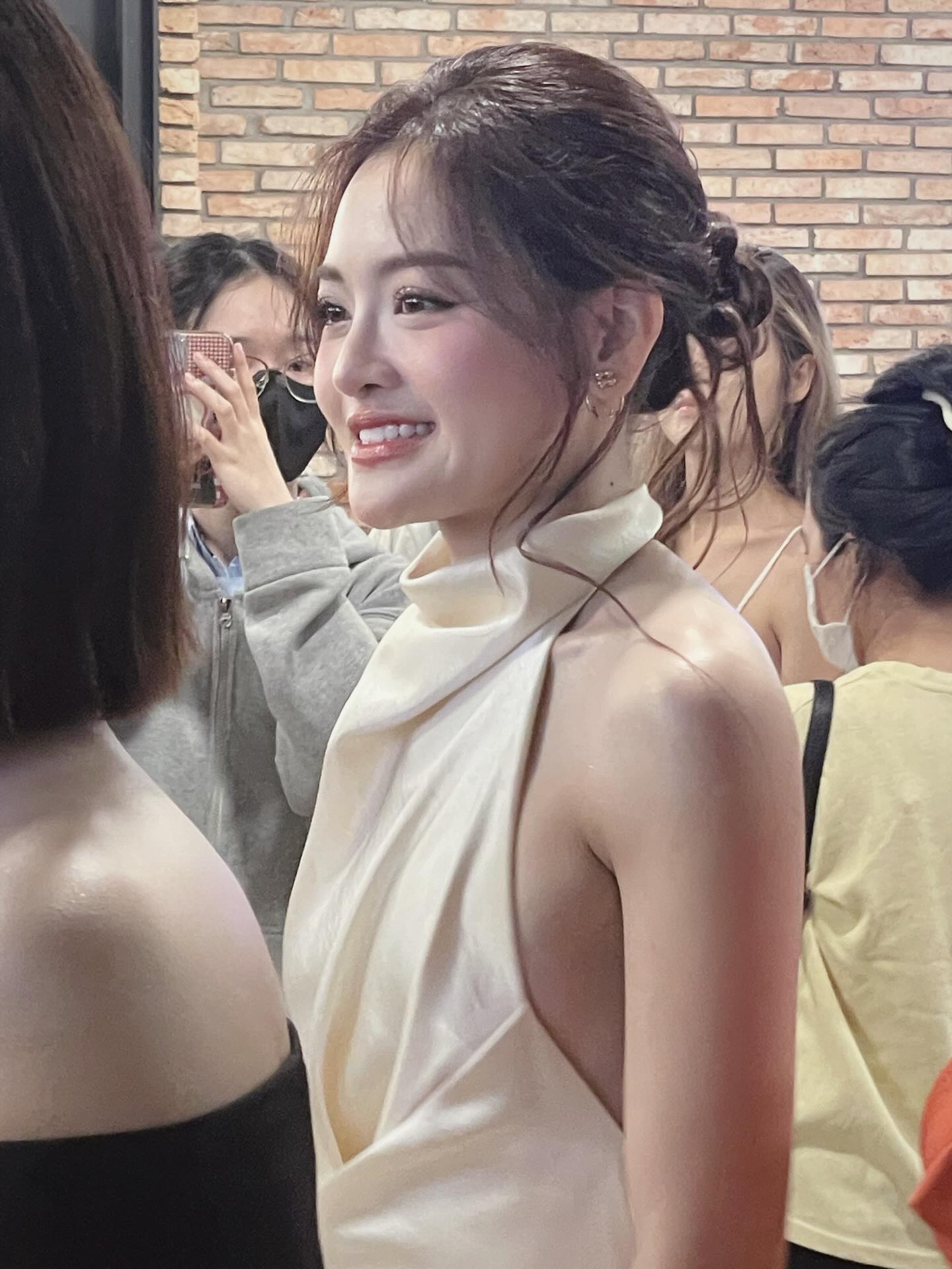 Việt Nam mới c&oacute; một b&oacute;ng lưng cực phẩm, lướt qua rất giống nữ ch&iacute;nh t&agrave;i phiệt trong phim ng&ocirc;n t&igrave;nh- Ảnh 4.